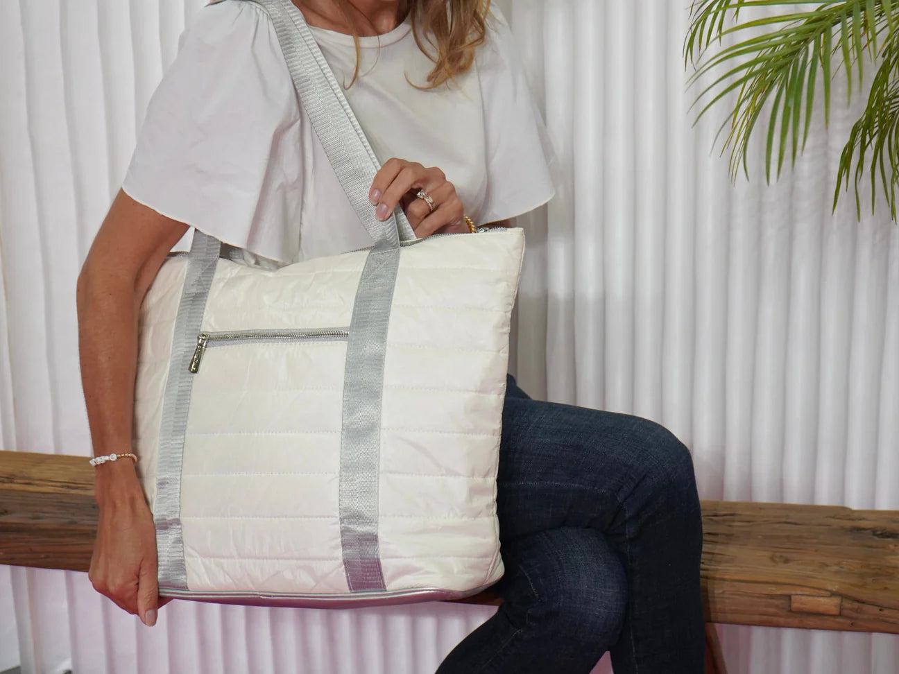 HI LOVE WHITE PUFF TOTE