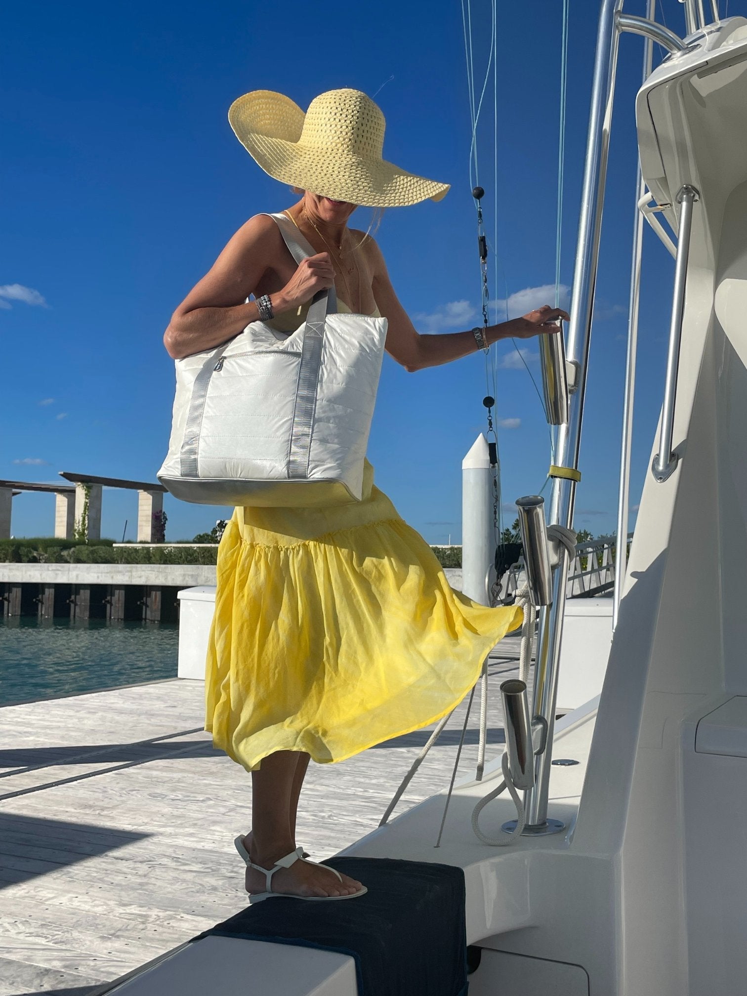 HI LOVE WHITE PUFF TOTE